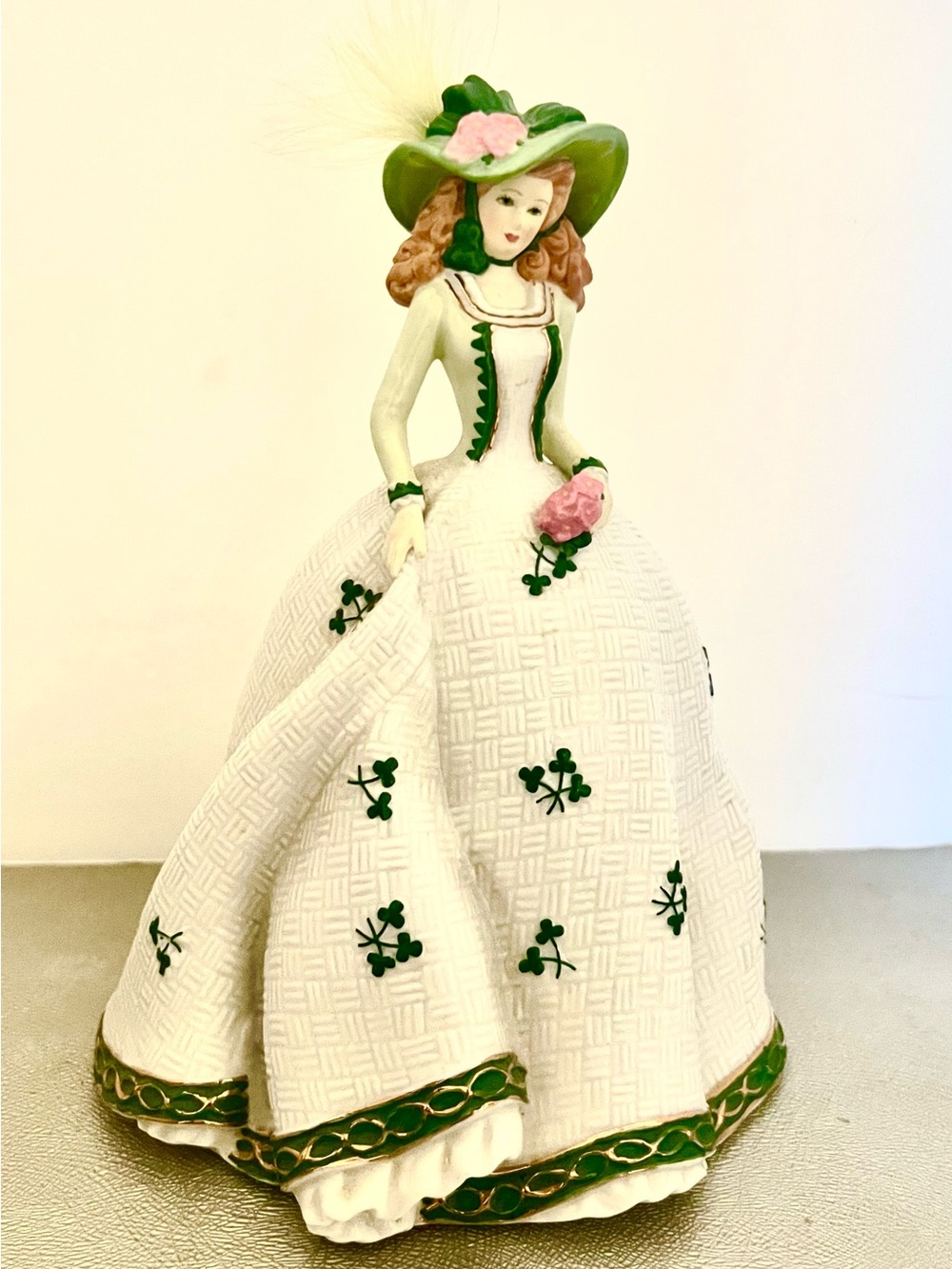THE HAMILTON COLLECTION IRISH LADIES OF SONG WILD IRISH ROSE PORCELAIN FIGURE .